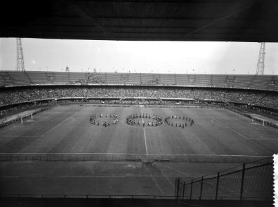 Militair taptoe tbv de militaire oorlogsslachtoffers in het Feyenoordstadion , Bestanddeelnr 909-5698