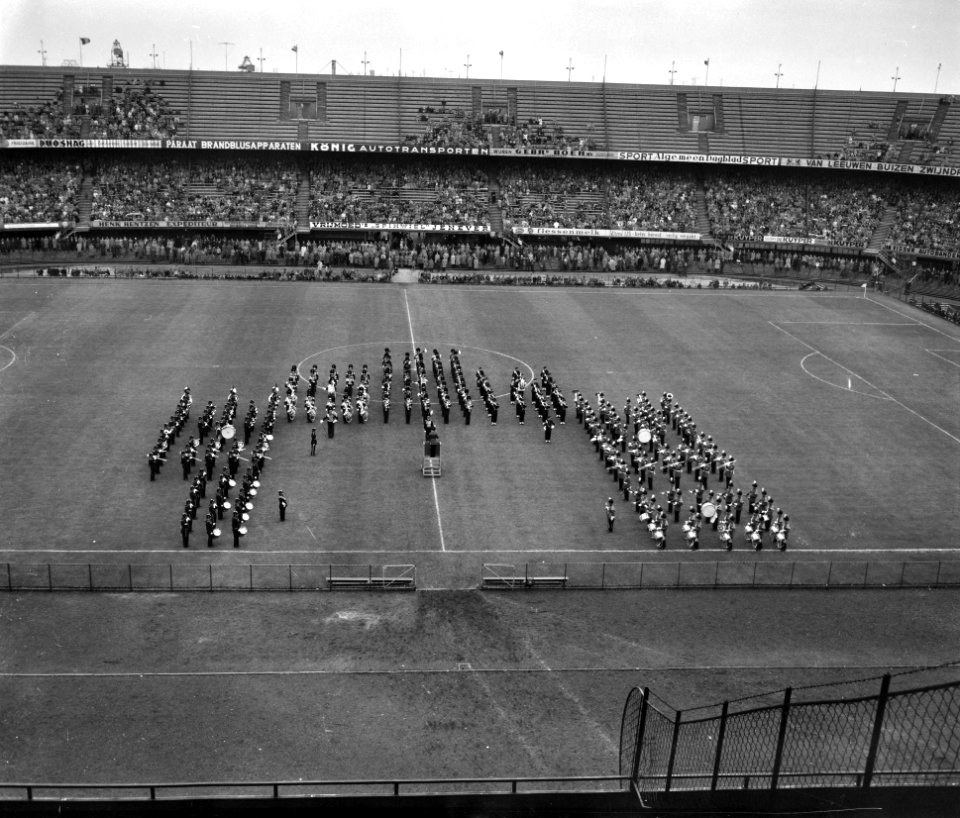 Militair taptoe tbv de militaire oorlogsslachtoffers in het Feyenoordstadion , Bestanddeelnr 909-5702