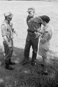 Militair sergeant Marechausse KNIL met een luitenant en een man met het mouwem, Bestanddeelnr 213-4-4