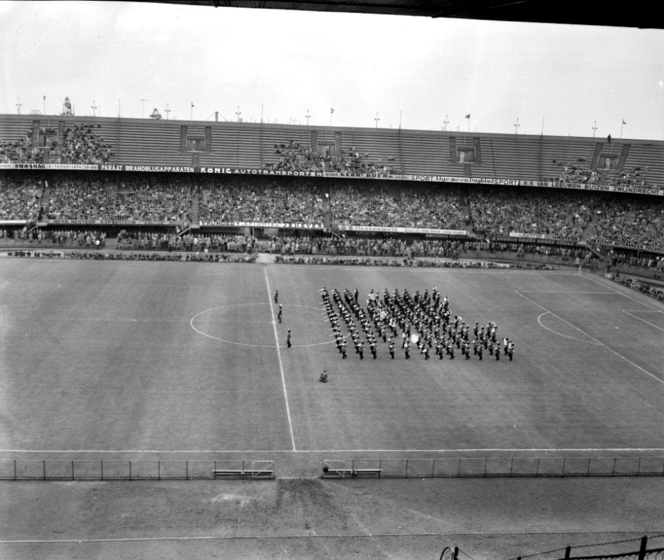 Militair taptoe tbv de militaire oorlogsslachtoffers in het Feyenoordstadion , Bestanddeelnr 909-5703