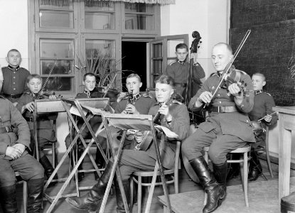 Militair orkest speelt in de kazerne in Stoubcy, Bestanddeelnr 190-1169 photo