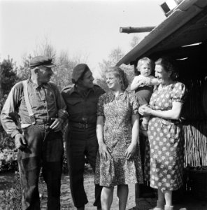 Militair poseert met een boerenfamilie, Bestanddeelnr 900-2514
