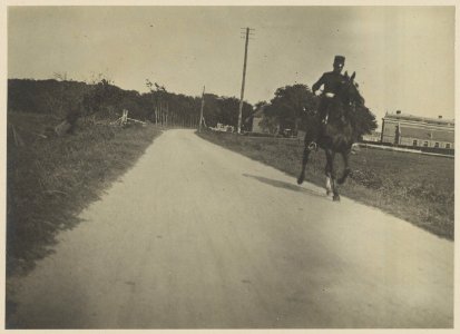 Militair te paard ter hoogte van de Cavalleriekazerne (Ripperdakazerne) aan de Kleverlaan bij de Ter Spijtweg, Inventarisnummer NL-HlmNHA 24585