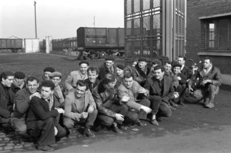 Mijnwerkersstaking in Frankrijk, mijnwerkers voor de ingang, Bestanddeelnr 914-8962