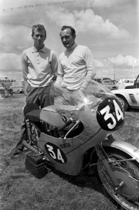 Mike Hailwood (rechts) en de Nederlander Jan Huberts die beiden Hondarijders zij, Bestanddeelnr 920-4254