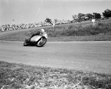 Mike Hailwood op MV Agusta Winnaar in de 500cc klasse, Bestanddeelnr 916-5919