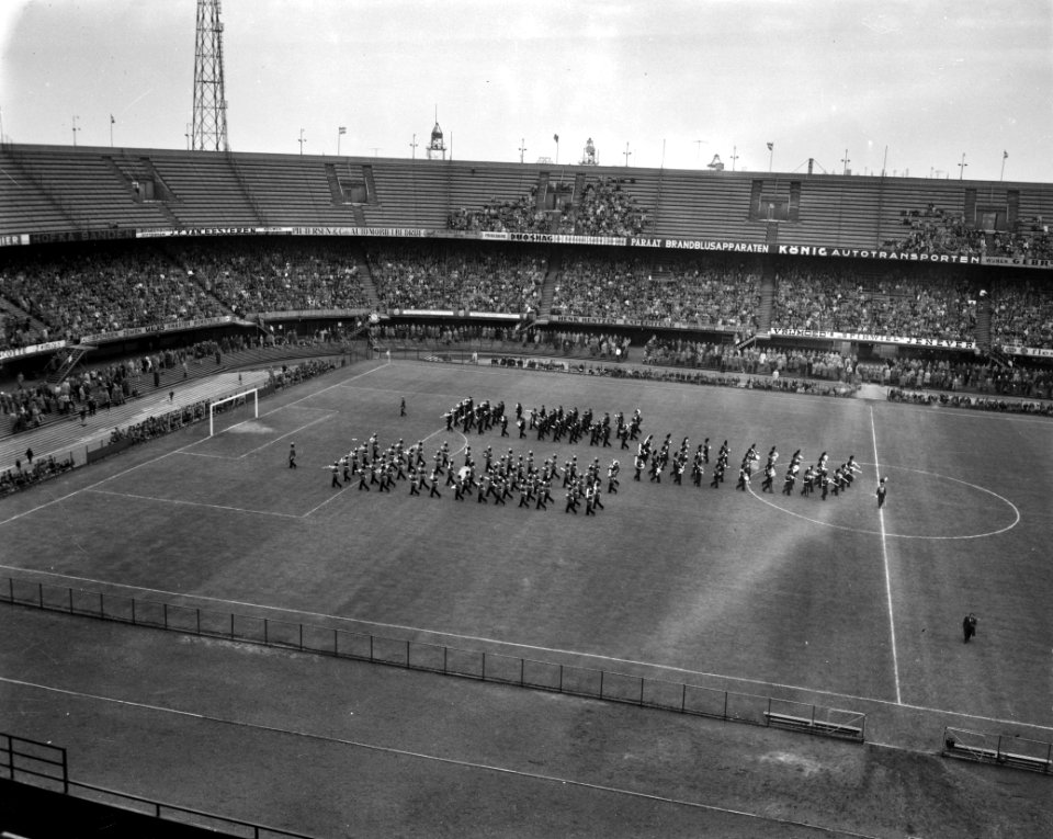 Militair taptoe tbv de militaire oorlogsslachtoffers in het Feyenoordstadion , Bestanddeelnr 909-5700