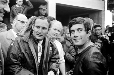 Mike Hailwood en Giacomo Agostini in het rennerskwartier, Bestanddeelnr 920-4321