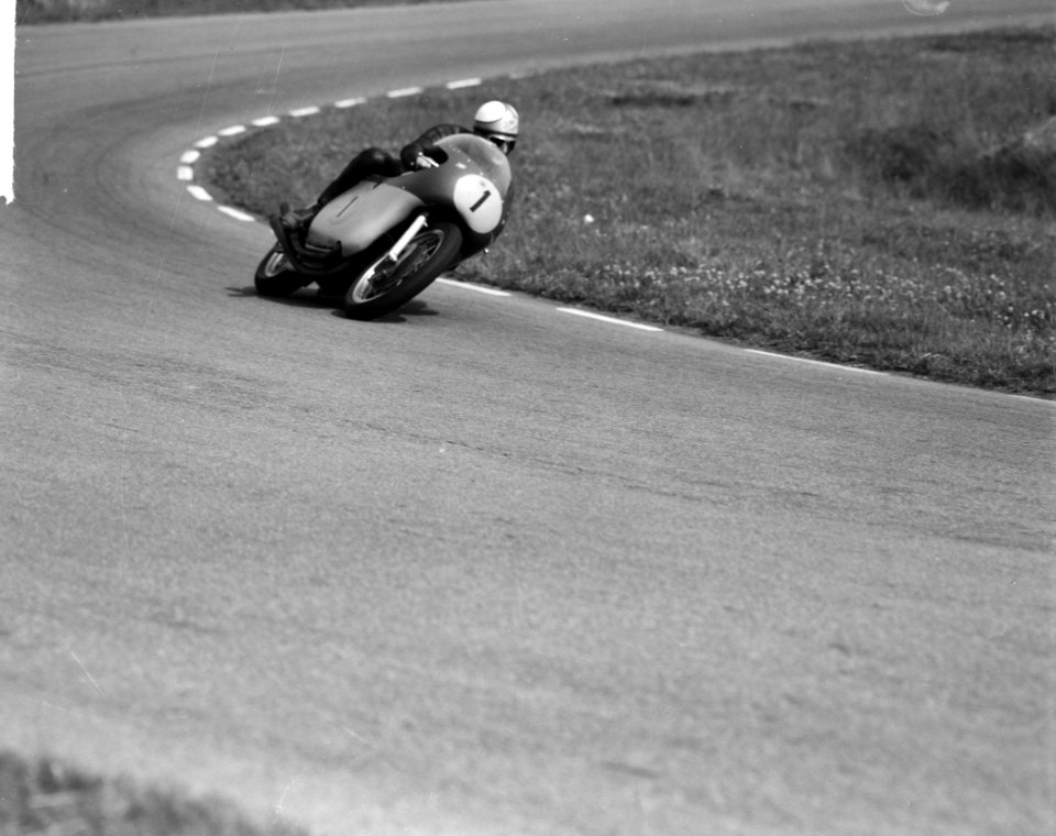 Mike Hailwood op zijn MV Agusta op weg naar de overwinning in de 500cc, Bestanddeelnr 916-5931