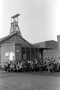 Mijnwerkersstaking in Frankrijk, mijnwerkers zittend voor de ingang van de mijn , Bestanddeelnr 914-8960