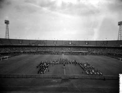 Militair taptoe tbv de militaire oorlogsslachtoffers in het Feyenoordstadion , Bestanddeelnr 909-5699