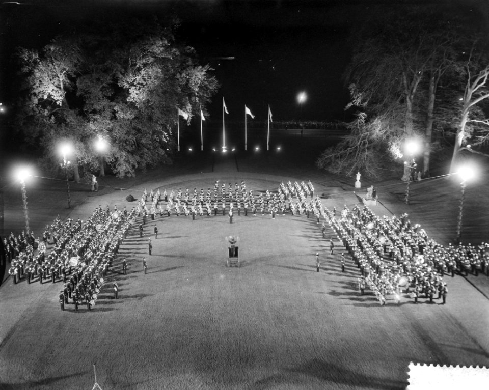 Militair taptoe t.g.v. Koninginnedag in de tuin van het Paleis Soestdijk, Bestanddeelnr 910-3367