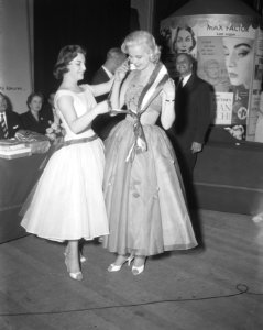 Miss Holland Verkiezingen 1957 in Krasnapolsky te Amsterdam Miss Holland is de , Bestanddeelnr 908-5522