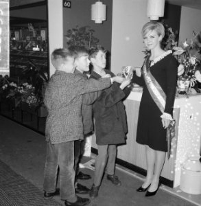 Miss Holland 1965 (mejuffrouw Anja Maria Schuit) op Horecava bij Coca-Cola-stand, Bestanddeelnr 918-6299