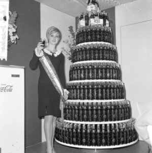Miss Holland 1965 (mejuffrouw Anja Maria Schuit) op Horecava bij Coca-Cola-stand, Bestanddeelnr 918-6297