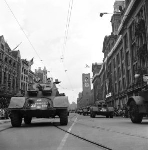 Militair parade en deflé. Pantserwagens op het Rokin, Bestanddeelnr 900-4684