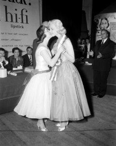 Miss Holland Verkiezingen 1957 in Krasnapolsky te Amsterdam Miss Holland is de , Bestanddeelnr 908-5521
