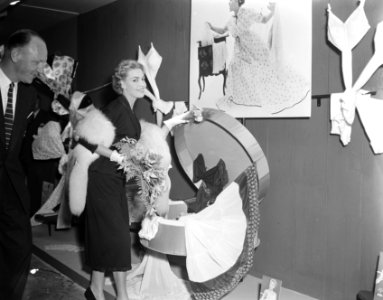 Miss Holland 1956 Rita Schmidt bezoekt textieljaarbeurs Utrecht, Bestanddeelnr 907-6508