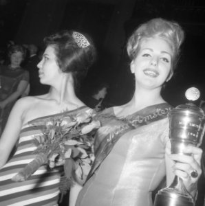 Miss Amsterdam 1962 Winnares Annette Breeker (rechts), Bestanddeelnr 913-7555