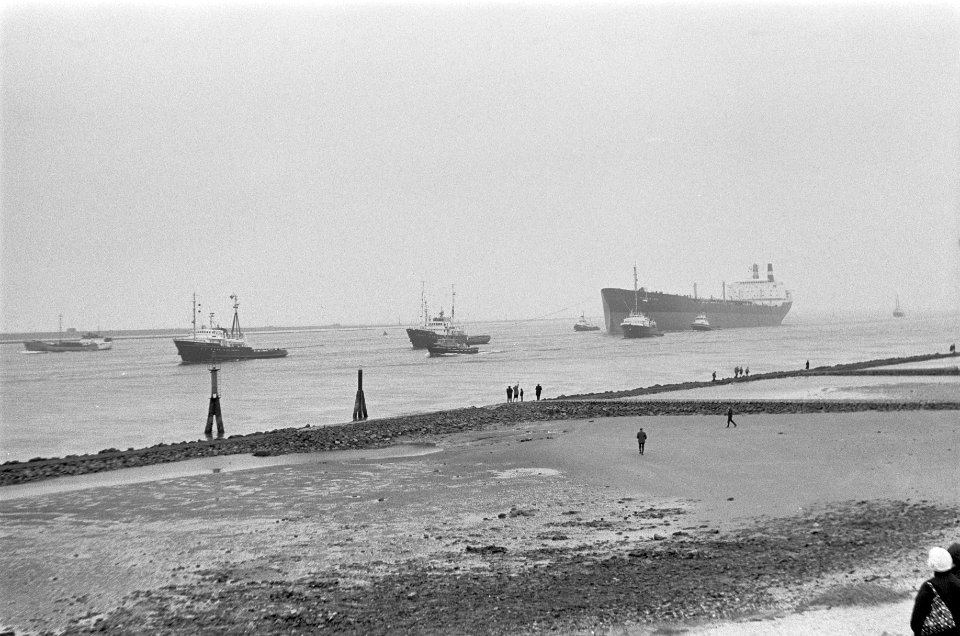 Mislukte proefvaart van Mammoettanker Esso Den Haag , de tanker op de Waterweg, Bestanddeelnr 915-2067