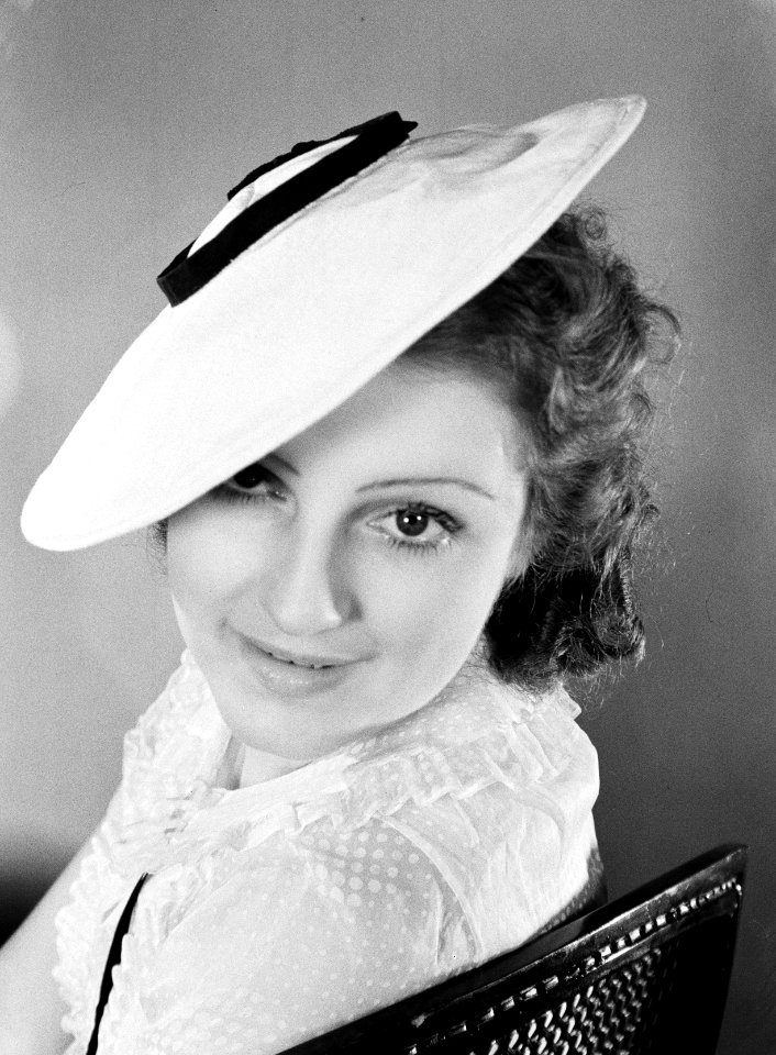 Miss France met winterhoeden van Helene Sorbier, juli 1936 - met wit hoedje, Bestanddeelnr 191-1206