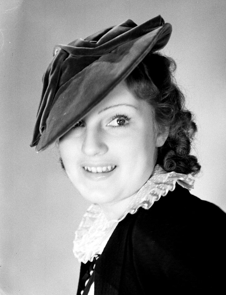 Miss France met winterhoeden van Helene Sorbier, juli 1936 - kleine fluwelen hoe, Bestanddeelnr 191-1202