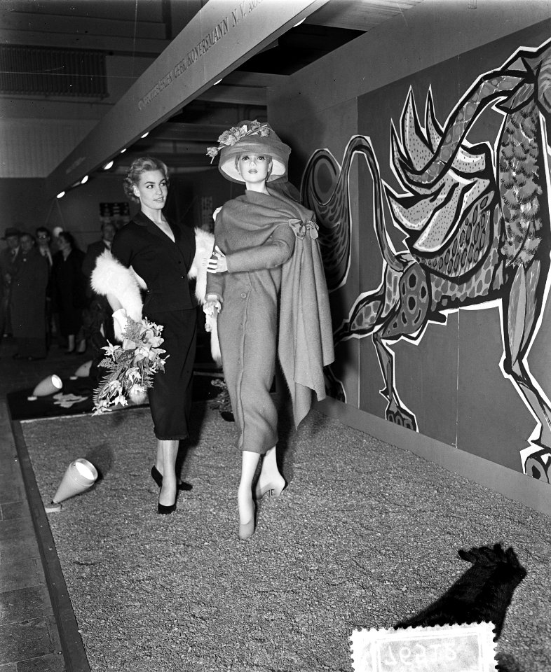 Miss Holland 1956 Rita Schmidt bezoekt textieljaarbeurs Utrecht, Bestanddeelnr 907-6512