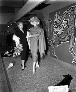 Miss Holland 1956 Rita Schmidt bezoekt textieljaarbeurs Utrecht, Bestanddeelnr 907-6512