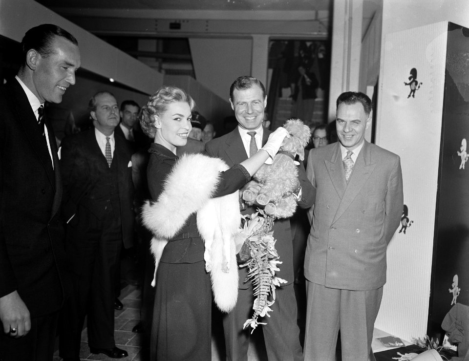 Miss Holland 1956 Rita Schmidt bezoekt textieljaarbeurs Utrecht, Bestanddeelnr 907-6511