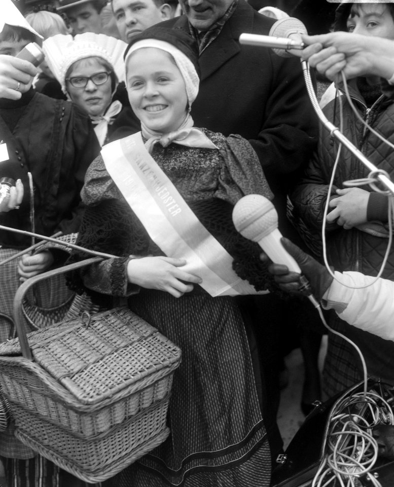 Miss ganzenhoedster 1966, Margriet Ambergen geeft een interview aan de pers, Bestanddeelnr 919-7887