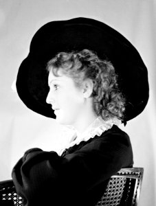 Miss France met winterhoeden van Helene Sorbier, juli 1936 - grote zwart fluwele, Bestanddeelnr 191-1205