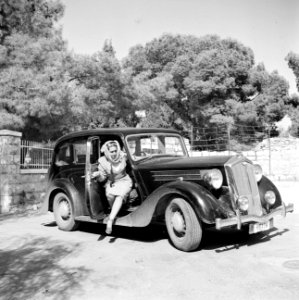 Miss Halaby stapt uit haar auto, Bestanddeelnr 255-1625
