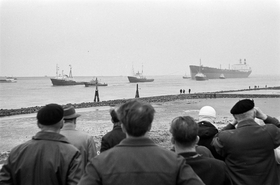 Mislukte proefvaart van Mammoettanker Esso Den Haag , de tanker op de Waterweg, Bestanddeelnr 915-2068