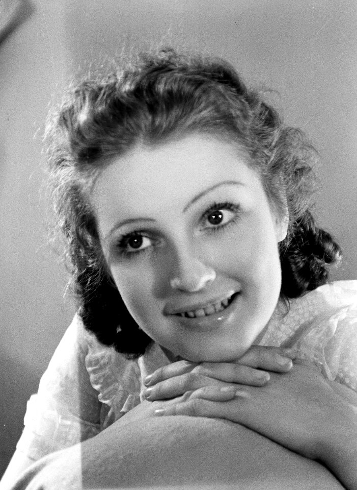 Miss France zonder hoed - deel van serie waarin zij winterhoeden showt van Helen, Bestanddeelnr 191-1210