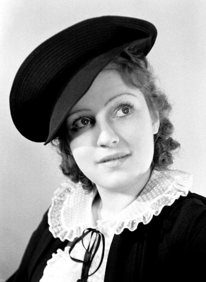Miss France met winterhoeden van Helene Sorbier, juli 1936 - donkerblauwe hoed m, Bestanddeelnr 191-1204
