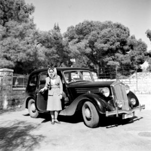 Miss Halaby bij haar auto, Bestanddeelnr 255-1624