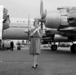 Miss Katoen Peune Percy ( 19 jaar 1.70 meter studente) op Schiphol, Bestanddeelnr 913-9914