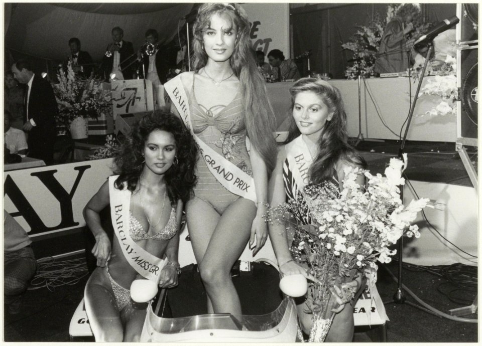 Miss Grand Prix 1984 Jacqueline Shumann ( m) met rechts de nummer 2 Brigitte Bergmann en en links de nummer 3 Shirley Mercier. NL-HlmNHA 54016524 02