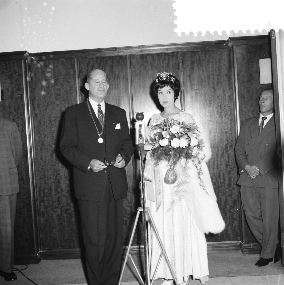 Miss Ei Ria Kuyken . Miss Ei met de burgemeester van Barneveld, C.E.B. Kuntz, Bestanddeelnr 912-8264