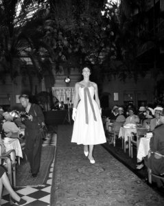 Miss Bril 1957 gekozen tijdens de opticiensvergadering in Krasnapolski, Bestanddeelnr 908-6668