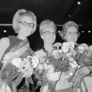 Miss Bril 1964 gekozen in Hilton Hotel Amsterdam, links mw. W. de Graaff (2e), d, Bestanddeelnr 916-4850