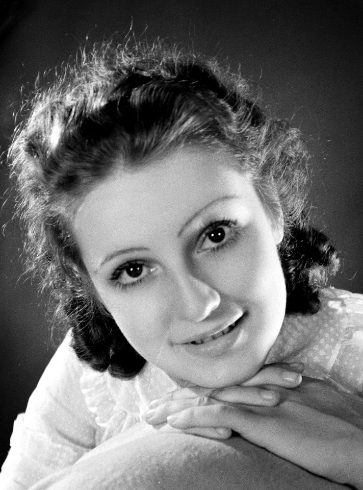 Miss France zonder hoed -deel van serie waarin zij winterhoeden showt van Helene, Bestanddeelnr 191-1209