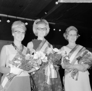 Miss Bril 1964 gekozen in Hilton Hotel Amsterdam, links mw W de Graaff (2e), d, Bestanddeelnr 916-4851