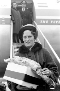 Miss Johnson op Schiphol (Engelse bakspecialiste), Bestanddeelnr 913-1941