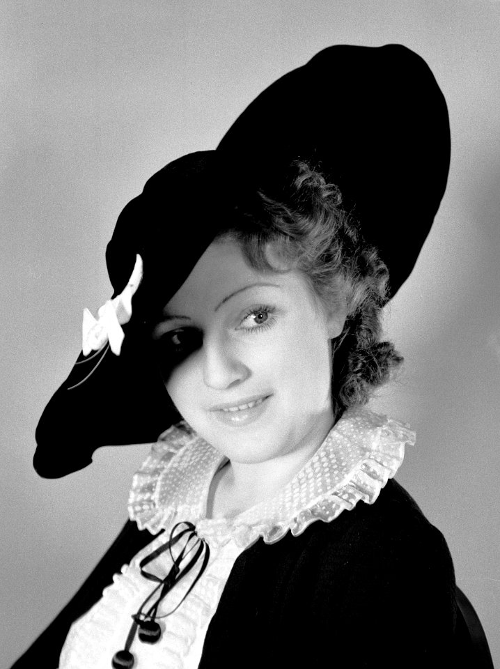 Miss France met winterhoeden van Helene Sorbier, juli 1936 - grote zwart fluwele, Bestanddeelnr 191-1203