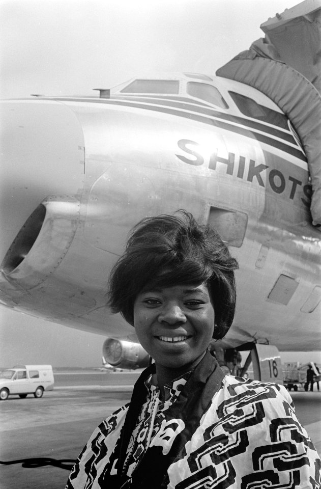 Miss Kongo poseert bij het vliegtuig, Bestanddeelnr 921-7038