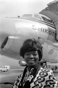 Miss Kongo poseert bij het vliegtuig, Bestanddeelnr 921-7038