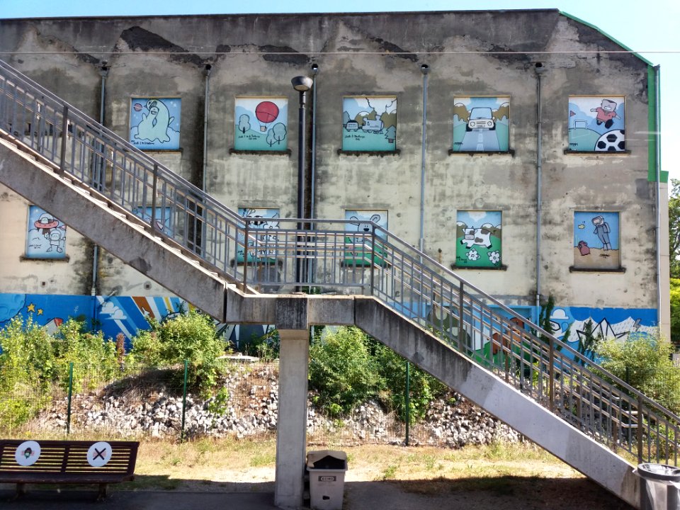Miribel (Ain) - Gare - Escalier et banc avec indications de distanciation