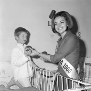 Miss Canada terwijl zij een kind een appel aanbiedt, Bestanddeelnr 918-4775