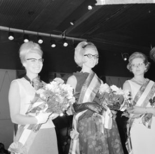 Miss Bril 1964 gekozen in Hilton Hotel Amsterdam, links mw. W. de Graaff (2e), d, Bestanddeelnr 916-4849